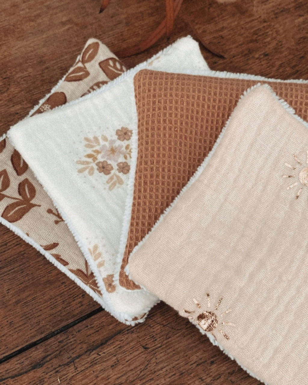 Lot artisanal de lingettes lavables réutilisables en coton, gaze de coton et éponge bambou. Douces et écologiques, elles conviennent aussi bien pour la toilette de bébé que pour le démaquillage ou les soins du visage des adultes. Chaque lingette mesure environ 10x10 cm et est confectionnée à la main avec des tissus naturels aux motifs floraux et aux tons doux. Un accessoire zéro déchet pratique, respectueux de la peau et de l’environnement, idéal comme cadeau écoresponsable