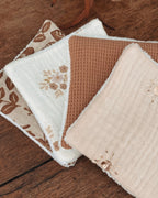 Lot artisanal de lingettes lavables réutilisables en coton, gaze de coton et éponge bambou. Douces et écologiques, elles conviennent aussi bien pour la toilette de bébé que pour le démaquillage ou les soins du visage des adultes. Chaque lingette mesure environ 10x10 cm et est confectionnée à la main avec des tissus naturels aux motifs floraux et aux tons doux. Un accessoire zéro déchet pratique, respectueux de la peau et de l’environnement, idéal comme cadeau écoresponsable