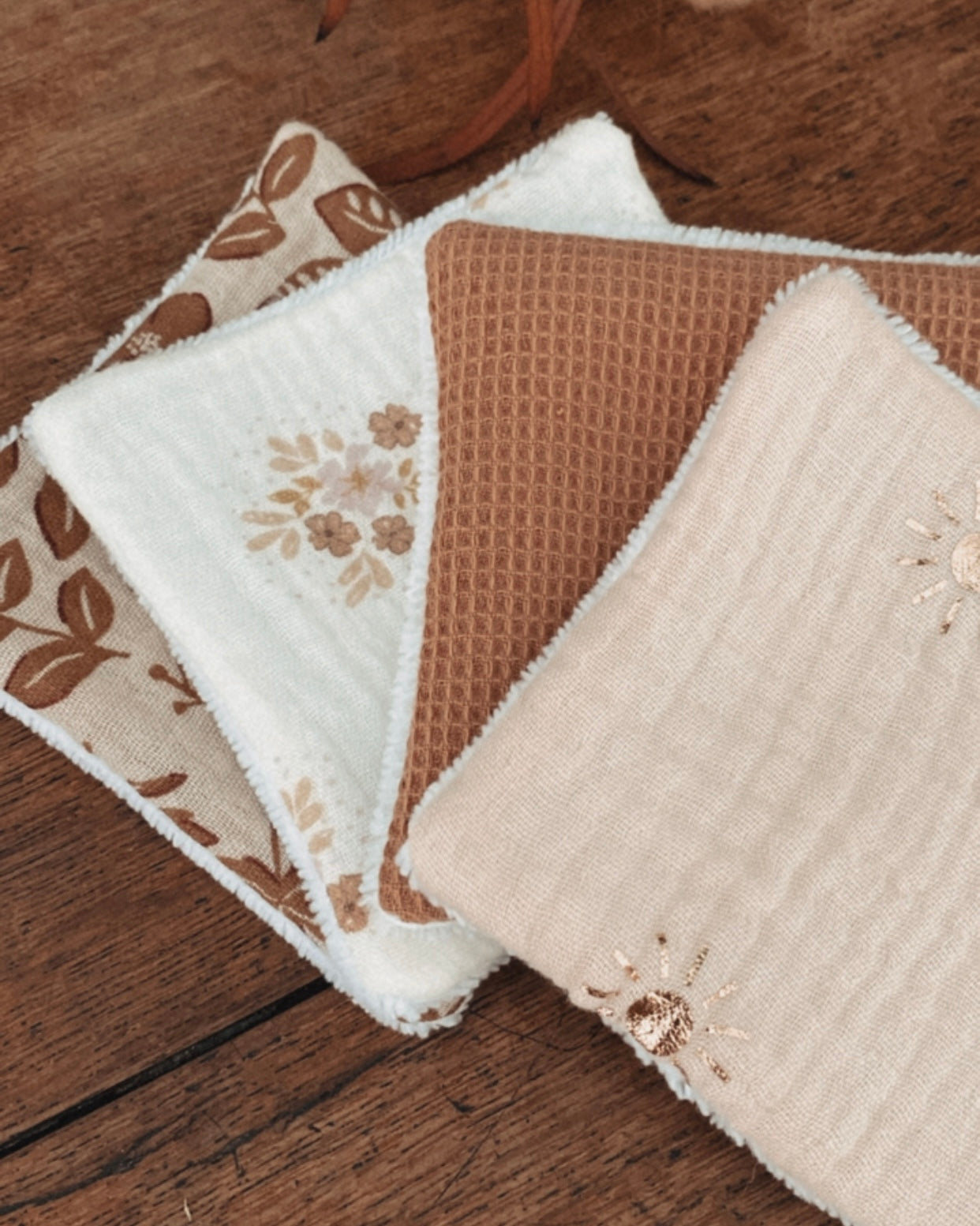 Lot artisanal de lingettes lavables réutilisables en coton, gaze de coton et éponge bambou. Douces et écologiques, elles conviennent aussi bien pour la toilette de bébé que pour le démaquillage ou les soins du visage des adultes. Chaque lingette mesure environ 10x10 cm et est confectionnée à la main avec des tissus naturels aux motifs floraux et aux tons doux. Un accessoire zéro déchet pratique, respectueux de la peau et de l’environnement, idéal comme cadeau écoresponsable