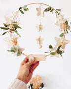 Mobile décoratif tout en légèreté, avec étoiles en papier recyclé et petite touche de fleurs et feuilles séchées. Suspendu, il crée un mouvement subtil et poétique dans la pièce. Il peut être utilisé comme décoration de chambre, de salon ou de fête. Cette création s’inscrit dans une démarche artisanale et écologique, valorisant la récupération de livres anciens. Une pièce unique, faite main en France, au style bohème et intemporel. ninona