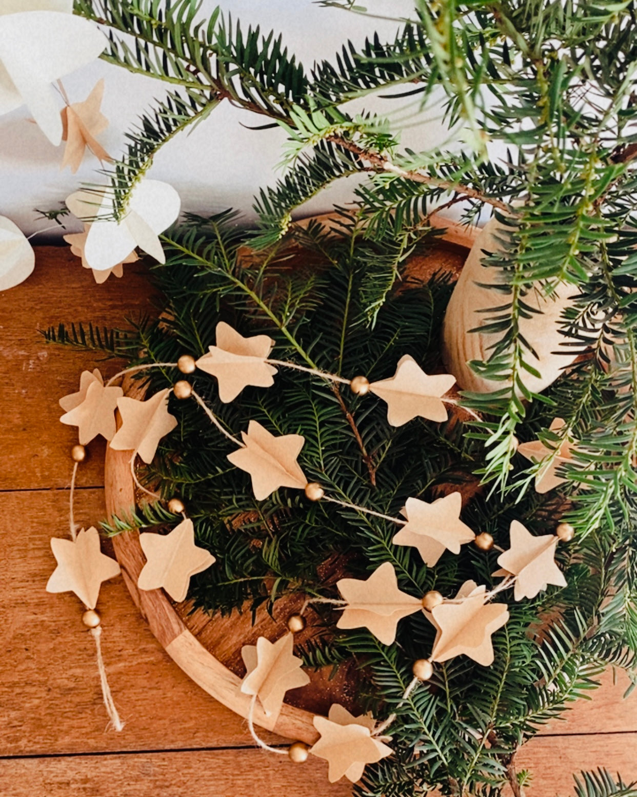 Décoration murale de Noël artisanale composée d’étoiles en papier découpées et superposées une à une. Parfaite pour créer une ambiance douce et poétique dans la maison : salon, entrée, chambre d’enfant, autour du sapin ou le long d’un miroir. Une guirlande minimaliste, légère, unique et fabriquée avec soin, qui apporte une touche naturelle et chaleureuse à l’univers festif. ninona