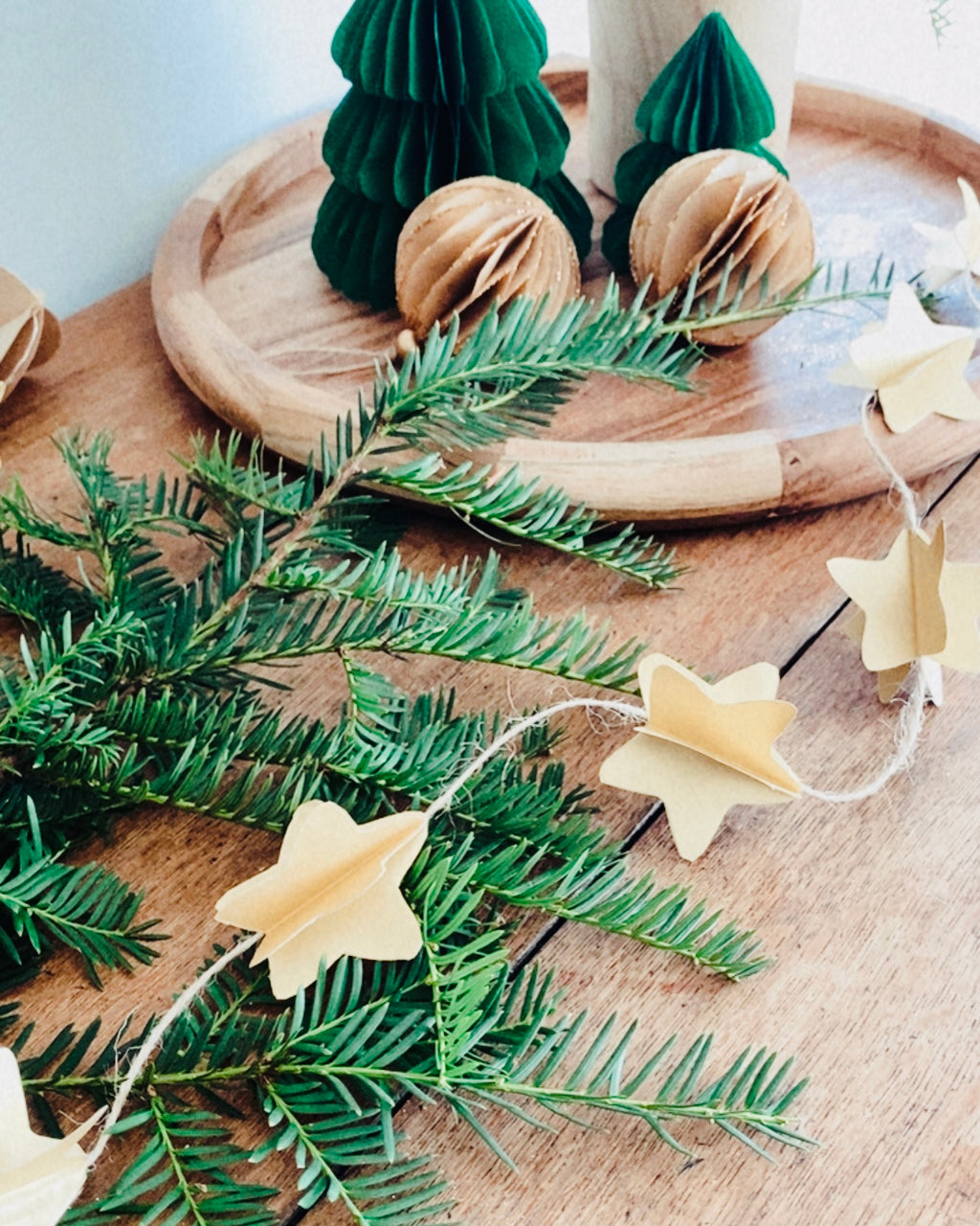 Décoration murale de Noël artisanale composée d’étoiles en papier découpées et superposées une à une. Parfaite pour créer une ambiance douce et poétique dans la maison : salon, entrée, chambre d’enfant, autour du sapin ou le long d’un miroir. Une guirlande minimaliste, légère, unique et fabriquée avec soin, qui apporte une touche naturelle et chaleureuse à l’univers festif. ninona