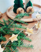 Décoration murale de Noël artisanale composée d’étoiles en papier découpées et superposées une à une. Parfaite pour créer une ambiance douce et poétique dans la maison : salon, entrée, chambre d’enfant, autour du sapin ou le long d’un miroir. Une guirlande minimaliste, légère, unique et fabriquée avec soin, qui apporte une touche naturelle et chaleureuse à l’univers festif. ninona