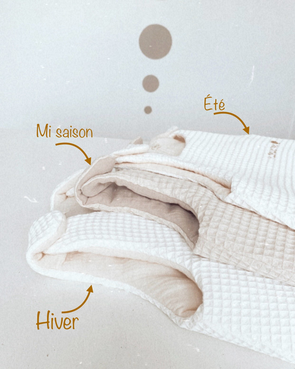 Offrez à bébé le confort d’une gigoteuse Ninona, confectionnée à la main en nid d’abeille et double gaze de coton écru. Pratique et sécurisante, elle remplace la couverture et favorise un sommeil apaisant. Grâce à la personnalisation avec le prénom de l’enfant, cette gigoteuse devient un cadeau unique et précieux. Ninona, marque artisanale et créative, s’engage à proposer des pièces intemporelles alliant douceur, qualité et authenticité.