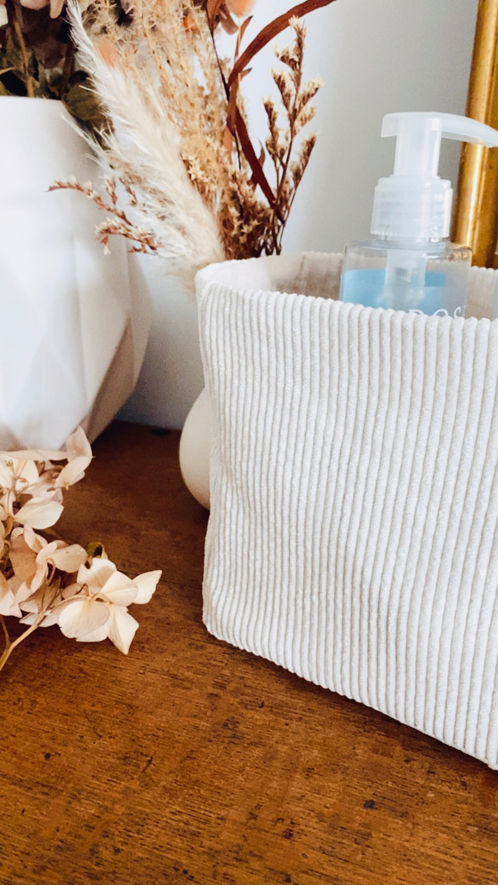 Un lot de lingettes lavables accompagné de sa jolie panière assortie, entièrement réalisé à la main dans mon atelier français. Les tissus, doux et délicats, invitent à un rituel de soin responsable et raffiné. Chaque détail est pensé pour offrir un produit durable, esthétique et respectueux de l’environnement. ninona