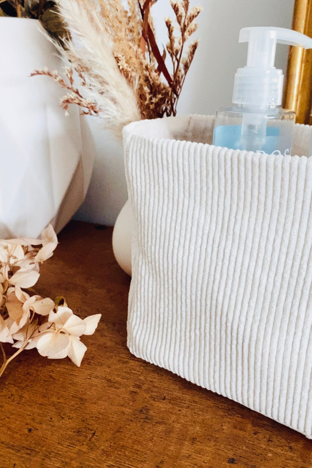 Lot de lingettes lavables en tissus assortis, accompagnées de leur jolie panière, confectionné à la main dans mon atelier français. Les matières choisies sont douces et absorbantes, idéales pour un usage quotidien. Cet ensemble élégant et écologique s’intègre parfaitement dans une salle de bain naturelle. Une création artisanale pensée pour allier soin, durabilité et raffinement. ninona