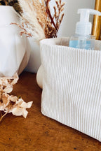 Lot de lingettes lavables en tissus assortis, accompagnées de leur jolie panière, confectionné à la main dans mon atelier français. Les matières choisies sont douces et absorbantes, idéales pour un usage quotidien. Cet ensemble élégant et écologique s’intègre parfaitement dans une salle de bain naturelle. Une création artisanale pensée pour allier soin, durabilité et raffinement. ninona