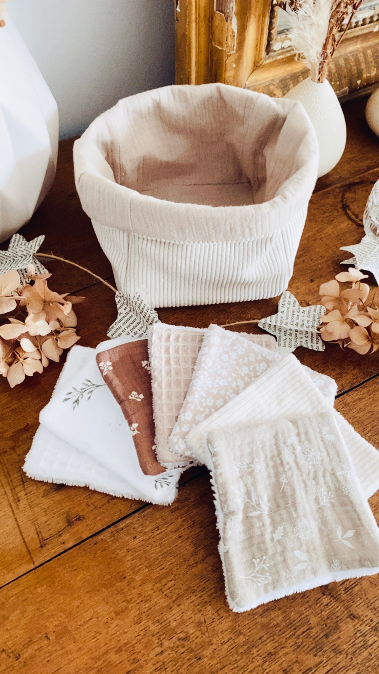 Réalisé avec passion dans mon atelier français, ce lot comprend des lingettes lavables assorties à une panière textile. Chaque pièce est soigneusement cousue pour garantir douceur, résistance et esthétique. Une création artisanale pensée pour allier soin de soi et respect de la planète, tout en embellissant votre intérieur. ninona