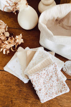 Ce lot de lingettes lavables avec panière assortie est une création artisanale réalisée à la main dans mon atelier français. Les tissus sélectionnés, aux tons doux et motifs délicats, apportent une touche de charme à votre intérieur. Parfaites pour remplacer le coton jetable, ces lingettes sont réutilisables et durables. Une alternative écologique, élégante et pratique au quotidien. ninona