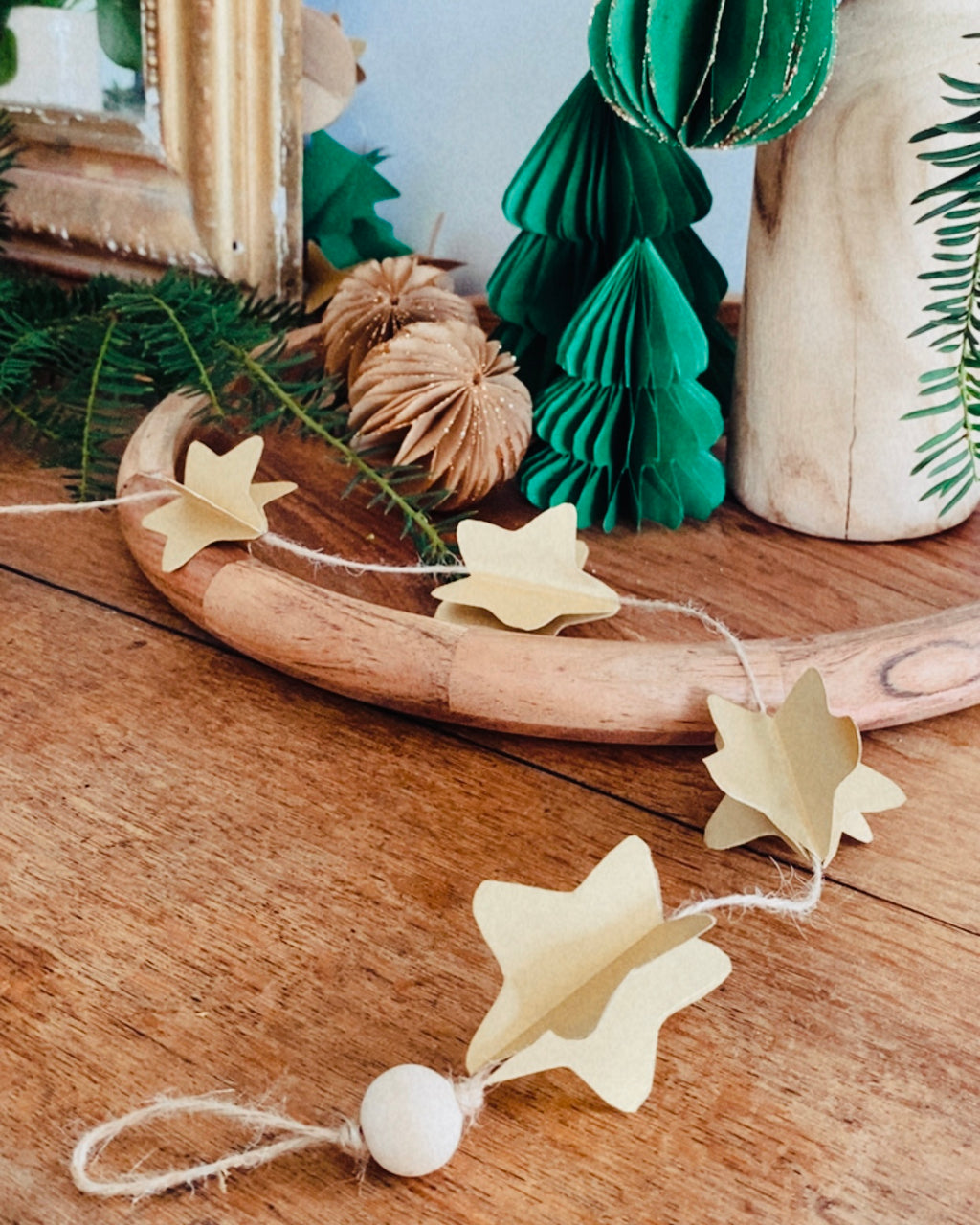 Décoration murale de Noël artisanale composée d’étoiles en papier découpées et superposées une à une. Parfaite pour créer une ambiance douce et poétique dans la maison : salon, entrée, chambre d’enfant, autour du sapin ou le long d’un miroir. Une guirlande minimaliste, légère, unique et fabriquée avec soin, qui apporte une touche naturelle et chaleureuse à l’univers festif. ninona