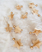 Décoration murale de Noël artisanale composée d’étoiles en papier découpées et superposées une à une. Parfaite pour créer une ambiance douce et poétique dans la maison : salon, entrée, chambre d’enfant, autour du sapin ou le long d’un miroir. Une guirlande minimaliste, légère, unique et fabriquée avec soin, qui apporte une touche naturelle et chaleureuse à l’univers festif. ninona