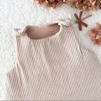 Gigoteuse bébé artisanale à rayures beige et écru, confectionnée avec soin à la main. Son style doux et intemporel s’accorde parfaitement à l’univers de bébé. Cette gigoteuse personnalisable peut être réalisée selon vos envies et convient aux filles comme aux garçons. Disponible en plusieurs tailles et en trois versions : été, mi-saison ou hiver, elle accompagne bébé au fil des saisons dans un cocon confortable et douillet. Idée cadeau de naissance originale et personnalisée. Ninona