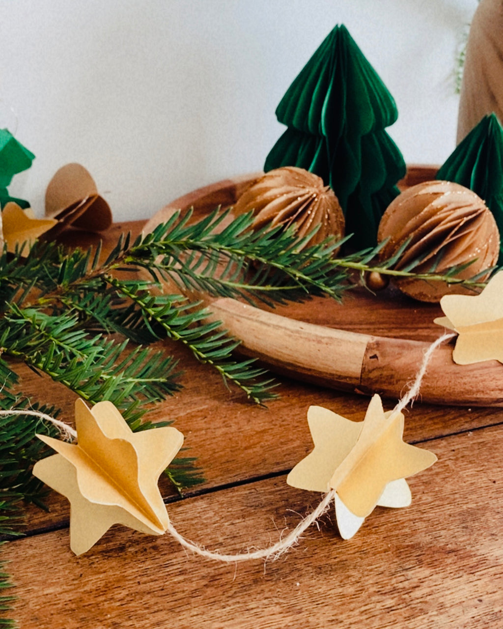 Décoration murale de Noël artisanale composée d’étoiles en papier découpées et superposées une à une. Parfaite pour créer une ambiance douce et poétique dans la maison : salon, entrée, chambre d’enfant, autour du sapin ou le long d’un miroir. Une guirlande minimaliste, légère, unique et fabriquée avec soin, qui apporte une touche naturelle et chaleureuse à l’univers festif. ninona