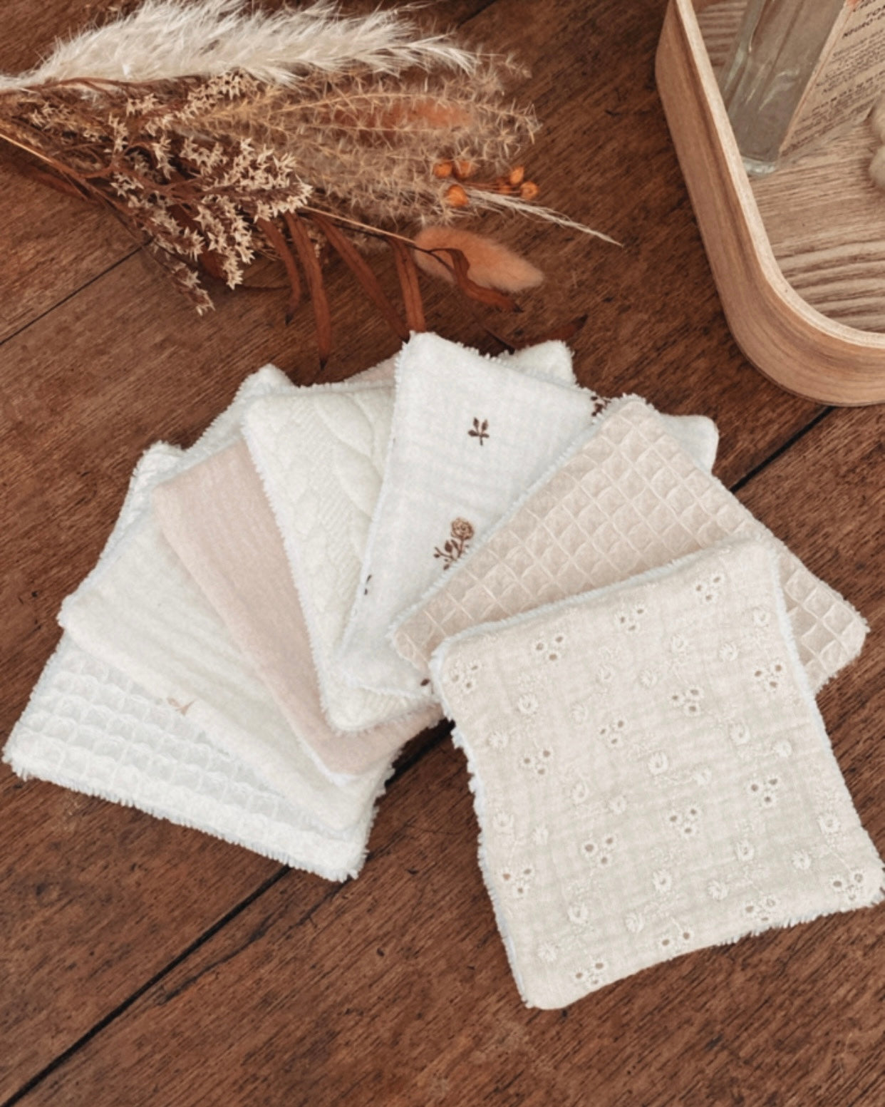 Semainier de lingettes lavables et réutilisables en coton doux, idéal pour remplacer les cotons jetables dans une démarche zéro déchet. Ces carrés démaquillants écologiques conviennent aussi bien pour le démaquillage que pour la toilette de bébé. Faits main avec des tissus naturels aux textures variées, ils allient confort, efficacité et durabilité. Accessoire essentiel pour une salle de bain écoresponsable et une routine beauté plus écologique.