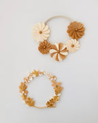 Couronne décorative artisanale composée de feuillages en papier soigneusement découpés et assemblés. Idéale pour décorer un mur, une chambre d’enfant ou offrir un cadeau original. Son style naturel et ses nuances chaleureuses apportent douceur et élégance à tout intérieur. Chaque couronne est une pièce unique, réalisée à la main avec précision, et personnalisable sur demande. ninona