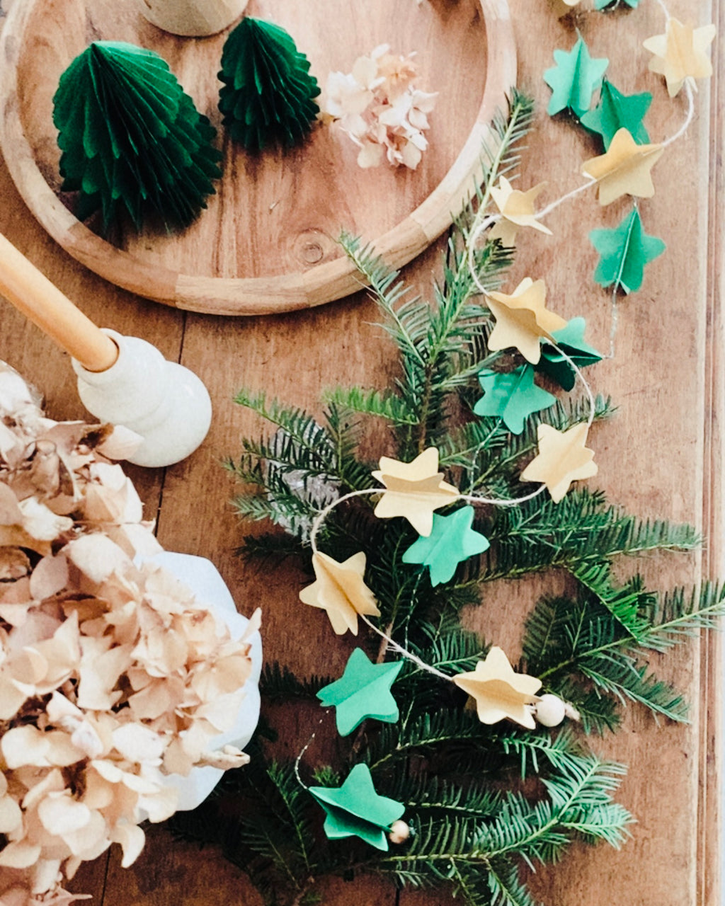 Décoration murale de Noël artisanale composée d’étoiles en papier découpées et superposées une à une. Parfaite pour créer une ambiance douce et poétique dans la maison : salon, entrée, chambre d’enfant, autour du sapin ou le long d’un miroir. Une guirlande minimaliste, légère, unique et fabriquée avec soin, qui apporte une touche naturelle et chaleureuse à l’univers festif. ninona