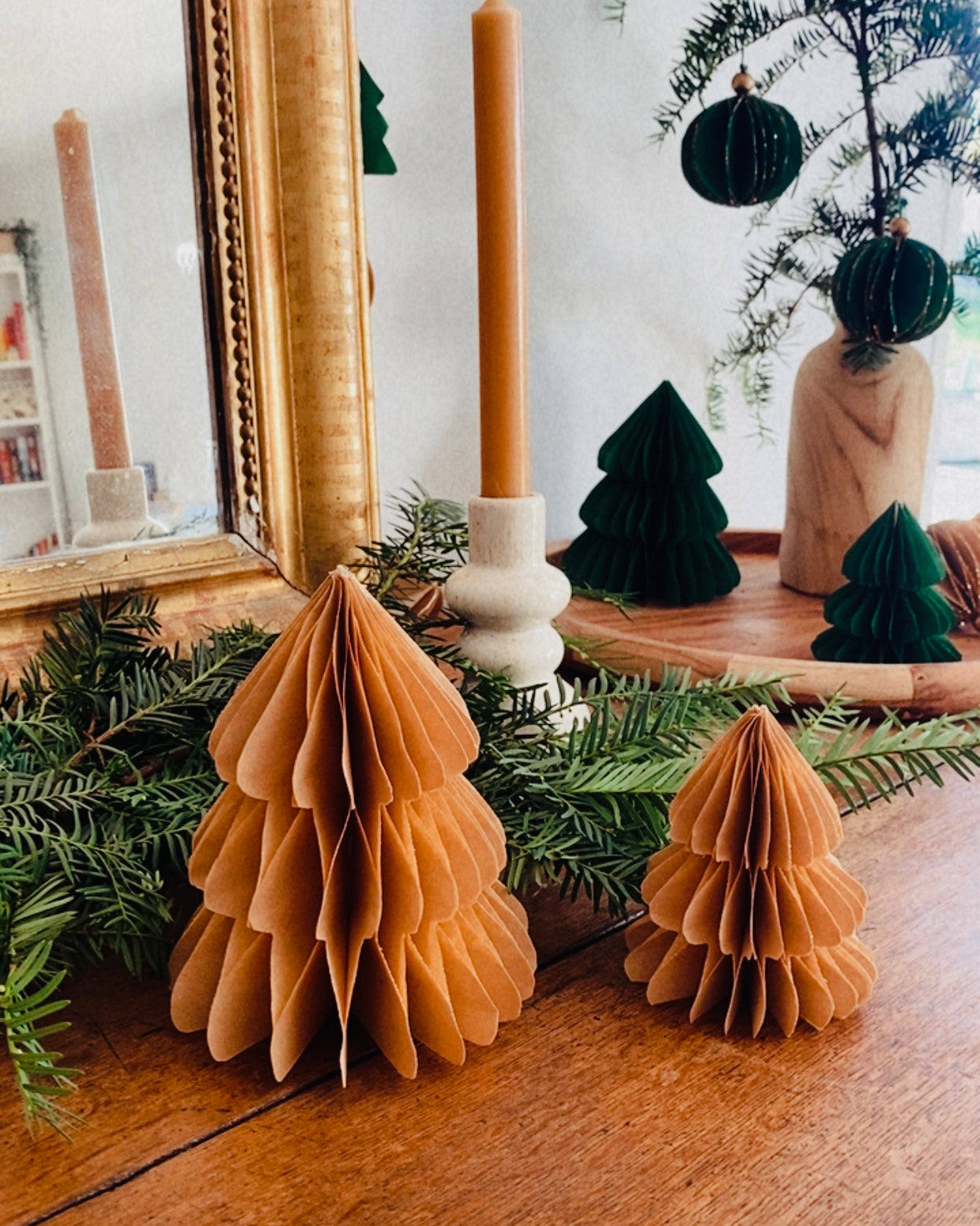 Petit sapin en papier fait main, présenté en décor de Noël naturel. Chaque pièce est unique, réalisée avec soin artisanal. Ces sapins décoratifs ajoutent une touche chaleureuse et poétique, idéale pour une décoration de table ou une ambiance douce et hivernale dans la maison. ninona