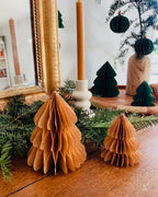 Petit sapin en papier fait main, présenté en décor de Noël naturel. Chaque pièce est unique, réalisée avec soin artisanal. Ces sapins décoratifs ajoutent une touche chaleureuse et poétique, idéale pour une décoration de table ou une ambiance douce et hivernale dans la maison. ninona