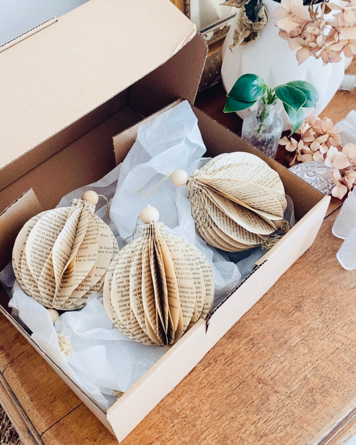 Une décoration de Noël poétique, éthique et pleine de charme. Cette boule est fabriquée à la main à partir de pages de vieux livres soigneusement recyclées. L’upcycling devient ici art décoratif : naturel, délicat et intemporel. Parfaite pour un Noël éco-responsable, elle décore sapin, guirlande ou centre de table avec douceur. Une pièce unique, authentique, faite avec soin. ninona