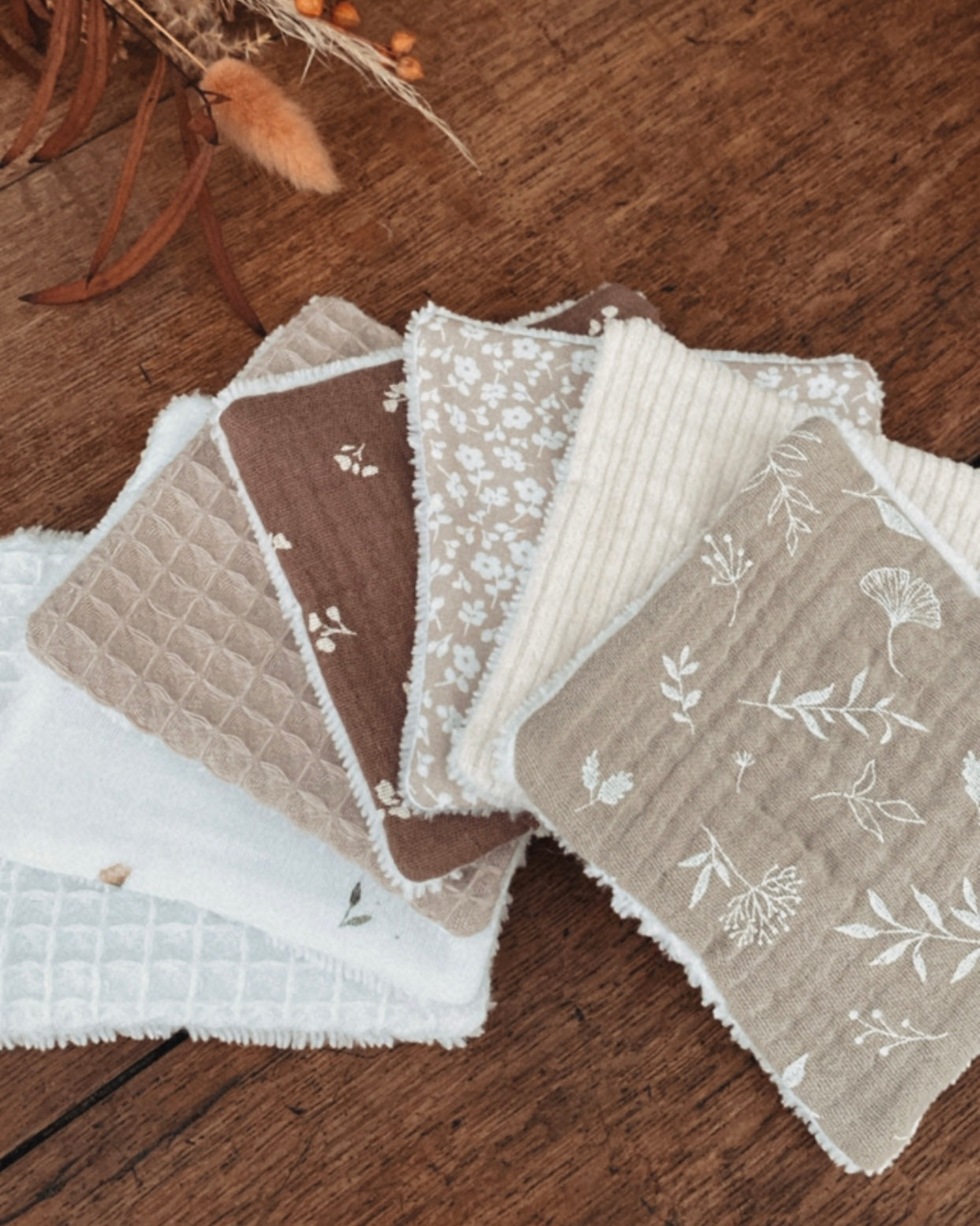 Ce coffret artisanal se compose d’une panière en tissu côtelé et de lingettes lavables assorties, cousues à la main dans mon atelier en France. Douces, absorbantes et écologiques, ces lingettes remplacent les cotons jetables du quotidien. L’ensemble s’intègre harmonieusement dans une salle de bain naturelle et élégante. ninona