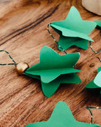 Décoration murale de Noël artisanale composée d’étoiles en papier découpées et superposées une à une. Parfaite pour créer une ambiance douce et poétique dans la maison : salon, entrée, chambre d’enfant, autour du sapin ou le long d’un miroir. Une guirlande minimaliste, légère, unique et fabriquée avec soin, qui apporte une touche naturelle et chaleureuse à l’univers festif. ninona