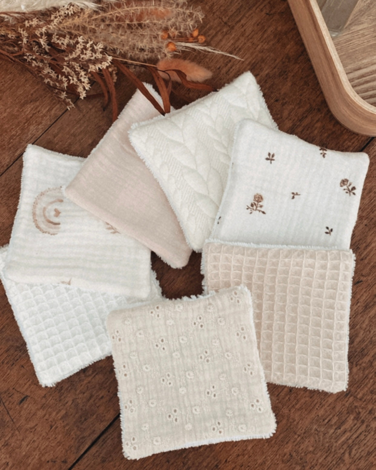 Semainier de lingettes lavables et réutilisables en coton doux, idéal pour remplacer les cotons jetables dans une démarche zéro déchet. Ces carrés démaquillants écologiques conviennent aussi bien pour le démaquillage que pour la toilette de bébé. Faits main avec des tissus naturels aux textures variées, ils allient confort, efficacité et durabilité. Accessoire essentiel pour une salle de bain écoresponsable et une routine beauté plus écologique.