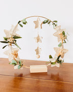 Décoration murale délicate en fleurs séchées et papier recyclé provenant de livres anciens. Les étoiles en papier apportent une touche poétique, tandis que les feuilles d’eucalyptus apportent une atmosphère apaisante et végétale. Parfaite pour un intérieur bohème, minimaliste ou naturel. Peut être utilisée en centre de table, décoration de fête ou pièce décorative quotidienne. Création artisanale française, faite à la main avec amour et délicatesse. ninona