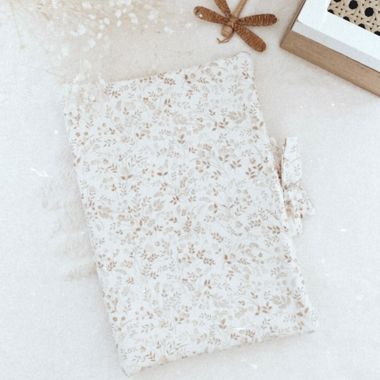 protège carnet de sante personnalisable, au motif fleuri. Création originale : Ninona fait main en France