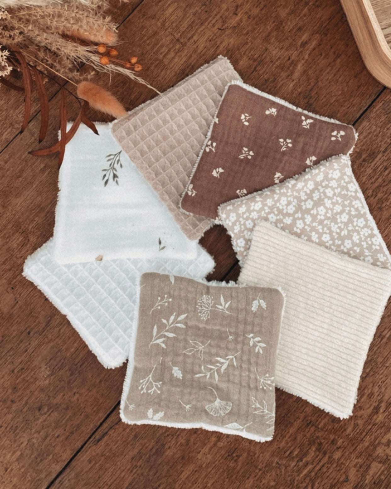 Un lot de lingettes lavables accompagné de sa jolie panière assortie, entièrement réalisé à la main dans mon atelier français. Les tissus, doux et délicats, invitent à un rituel de soin responsable et raffiné. Chaque détail est pensé pour offrir un produit durable, esthétique et respectueux de l’environnement. ninona