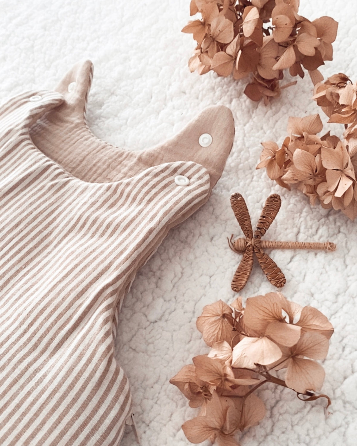 Gigoteuse bébé artisanale à rayures beige et écru, confectionnée avec soin à la main. Son style doux et intemporel s’accorde parfaitement à l’univers de bébé. Cette gigoteuse personnalisable peut être réalisée selon vos envies et convient aux filles comme aux garçons. Disponible en plusieurs tailles et en trois versions : été, mi-saison ou hiver, elle accompagne bébé au fil des saisons dans un cocon confortable et douillet. Idée cadeau de naissance originale et personnalisée. Ninona