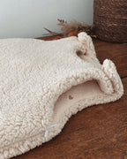 Gigoteuse d’hiver en sherpa et double gaze de coton pour bébé, coloris écru naturel avec petits cœurs beige. Confortable, chaude et respirante, elle offre un cocon douillet idéal pour les nuits hivernales. Fermeture pratique par pressions aux épaules. Parfaite comme cadeau de naissance ou pour assurer des nuits paisibles à bébé tout en douceur. Style bohème, matières naturelles et moelleuses