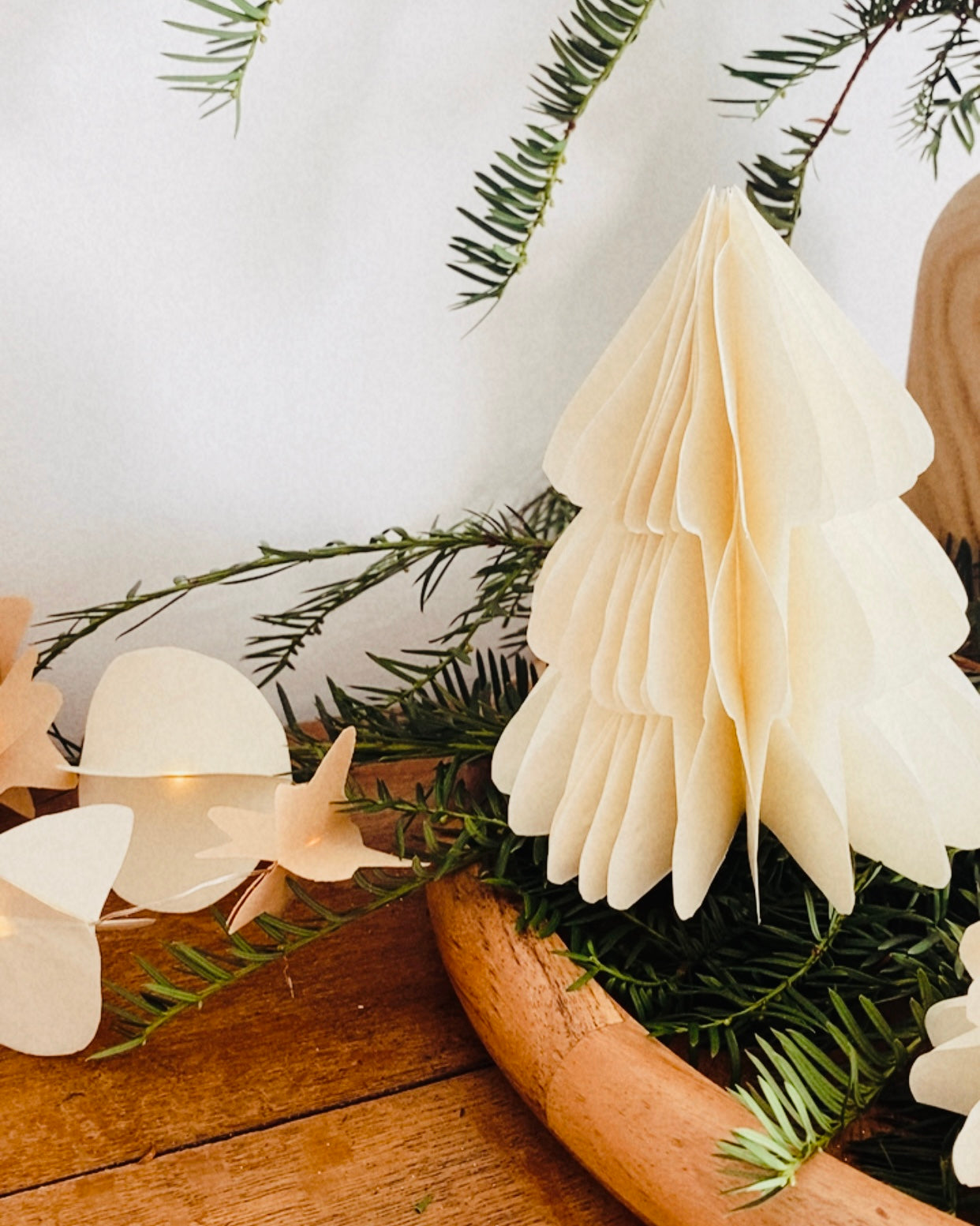 Petit sapin en papier fait main, présenté en décor de Noël naturel. Chaque pièce est unique, réalisée avec soin artisanal. Ces sapins décoratifs ajoutent une touche chaleureuse et poétique, idéale pour une décoration de table ou une ambiance douce et hivernale dans la maison. ninona