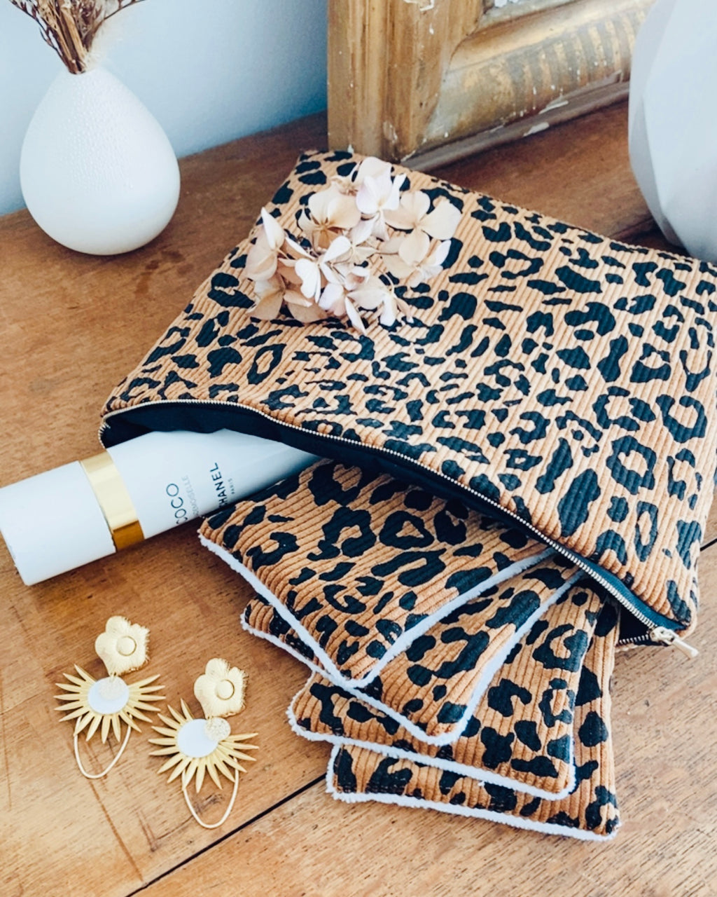 Pochette plate en velours côtelé léopard fait main en France. Accessoire élégant et pratique, parfait comme trousse de maquillage, pochette de sac ou idée cadeau artisanal pour Noël. L’imprimé léopard apporte une touche tendance et chic, idéal pour un style unique. Chaque pochette est réalisée artisanalement, mettant en valeur le savoir-faire français et la qualité du fait main. création originale ninona
