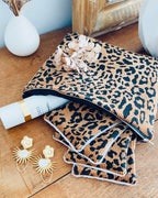 Pochette plate en velours côtelé léopard fait main en France. Accessoire élégant et pratique, parfait comme trousse de maquillage, pochette de sac ou idée cadeau artisanal pour Noël. L’imprimé léopard apporte une touche tendance et chic, idéal pour un style unique. Chaque pochette est réalisée artisanalement, mettant en valeur le savoir-faire français et la qualité du fait main. création originale ninona