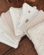 Création artisanale française : lot de lingettes lavables et panière assortie, confectionnés avec soin dans mon atelier. Chaque lingette est pensée pour être douce, esthétique et écologique. La panière en tissu coordonné permet un rangement harmonieux. Cet ensemble éco-responsable s’intègre joliment dans la salle de bain ou la chambre de bébé. Un choix durable et plein de charme. ninona