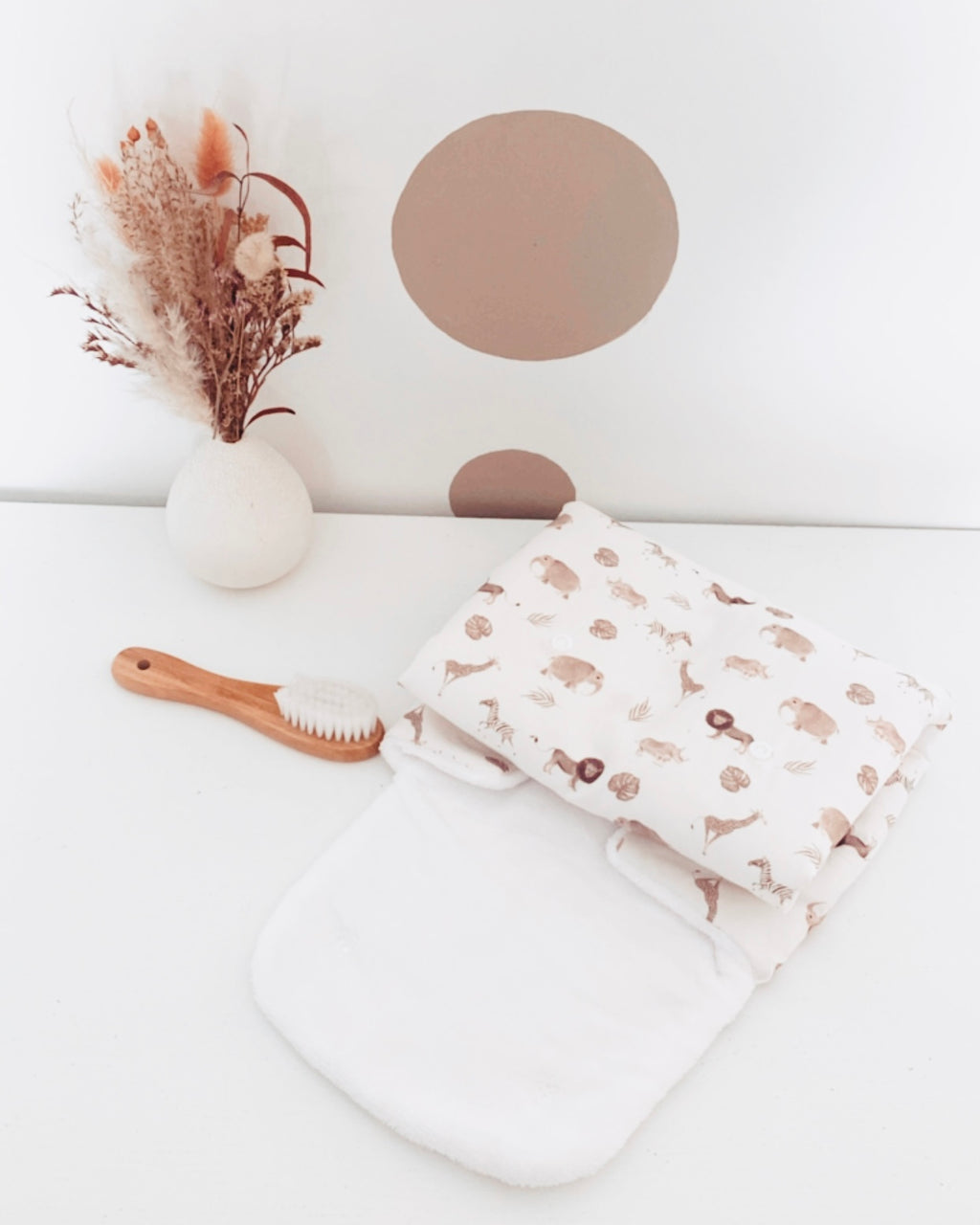 Compact et confortable, le tapis à langer de voyage est la réponse adaptée lors de vos déplacements avec bébé. Moelleux et bien épais, ce matelas à langer nomade est réalisé avec une popeline de coton avec des animaux de la savane (lion, girafe, zèbre), et une éponge de bambou très douce et absorbante. Une fois replié, ce tapis à langer nomade ne prend pas de place et peut être facilement glissé dans le sac à langer.