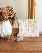 Pochette artisanale faite main en France, confectionnée en coton doux écru décoré de petites fleurs beiges délicates. Cet accessoire bohème chic est idéal pour ranger vos essentiels : maquillage, bijoux, clés ou petits objets du quotidien. Cadeau unique et attentionné pour femme, parfait pour un anniversaire, une fête des mères ou un mariage. Une pièce d’artisanat français élégante, pratique et durable à emporter partout. création originale Ninona