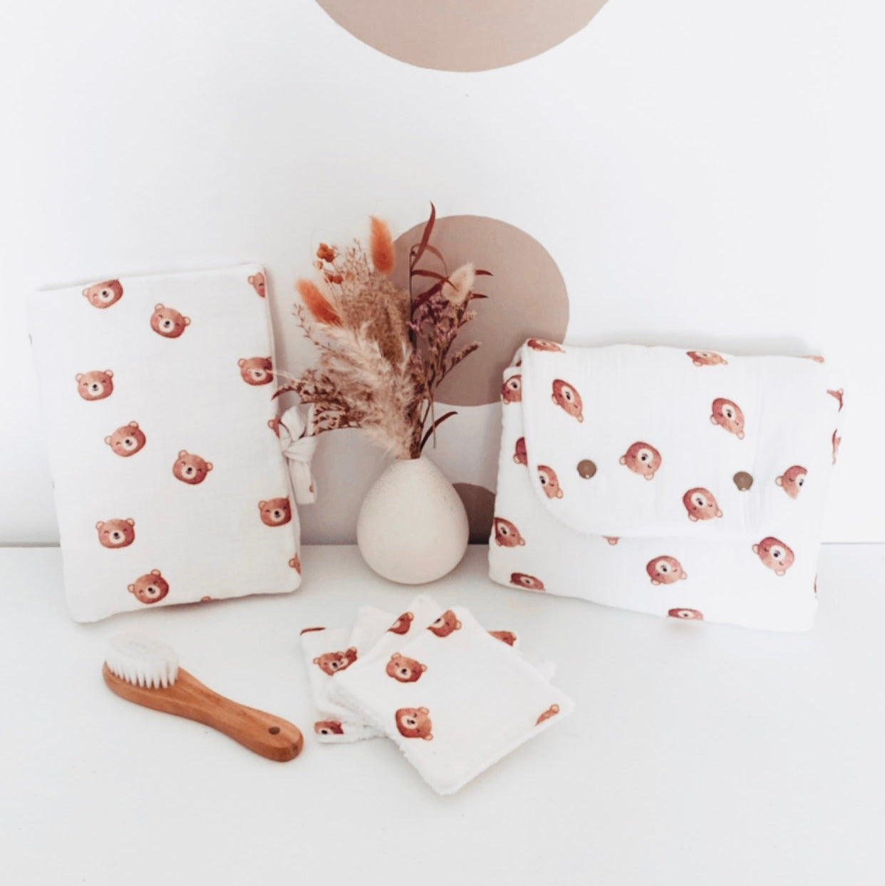 collection Ourson, réalisé avec une double gaze de coton blanche avec des petites têtes d'oursons de couleur marron. Ensemble d'accessoires personnalisables pour bébé (gigoteuse, protège carnet de santé personnalisable, lingettes lavables, tapis à langer nomade)
Création originale : Ninona fait main en France
