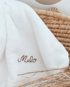 une couverture personnalisable pour bébé en fausse fourrure sherpa et double gaze de coton