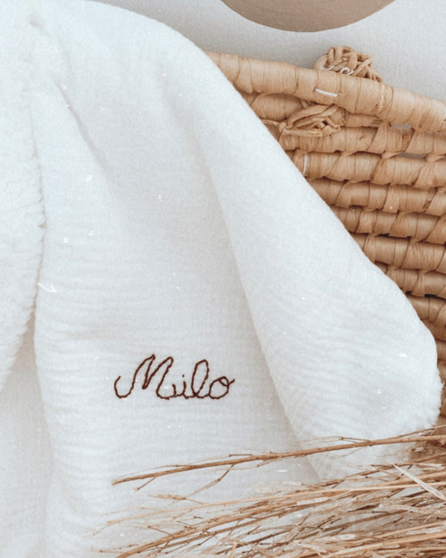 une couverture personnalisable pour bébé en fausse fourrure sherpa et double gaze de coton