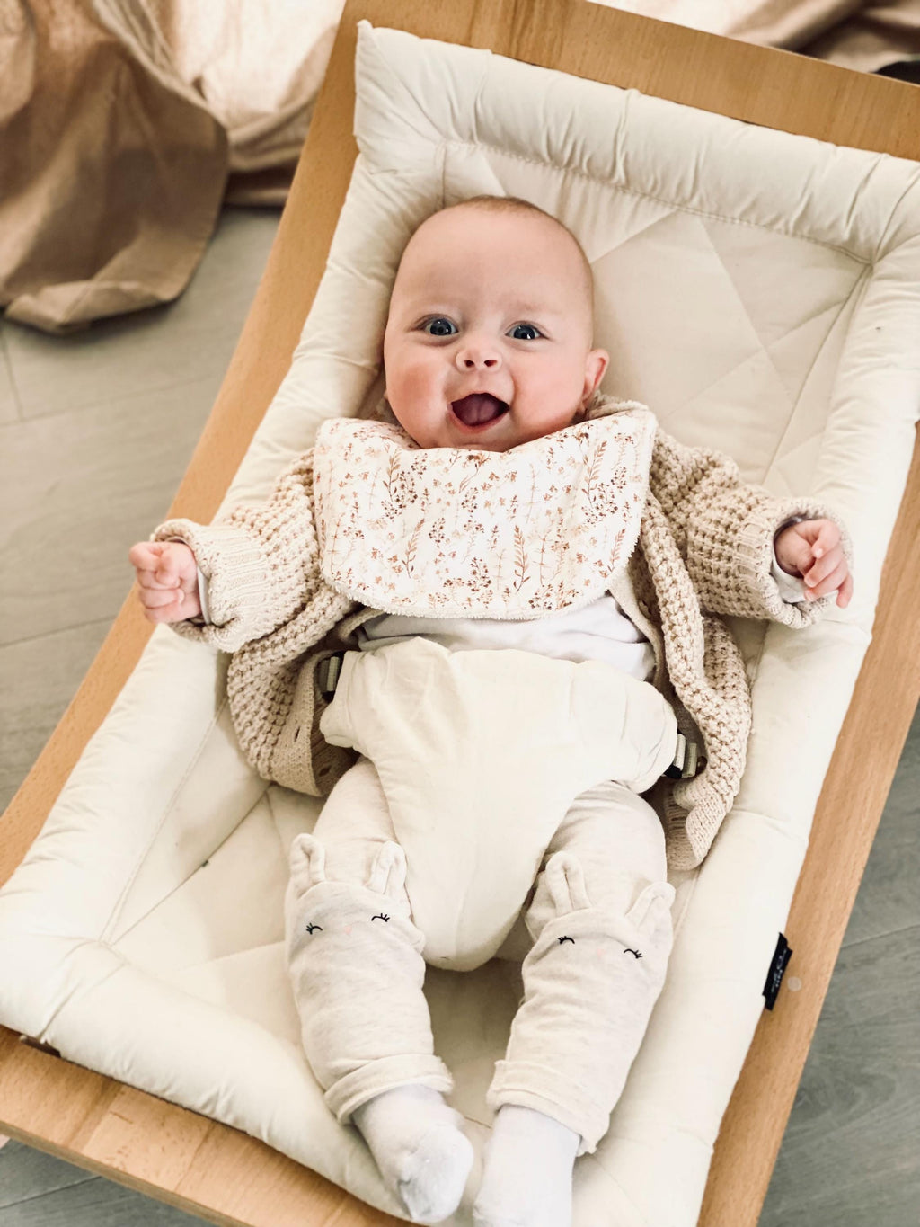 Lot de bavoirs beige fleuries