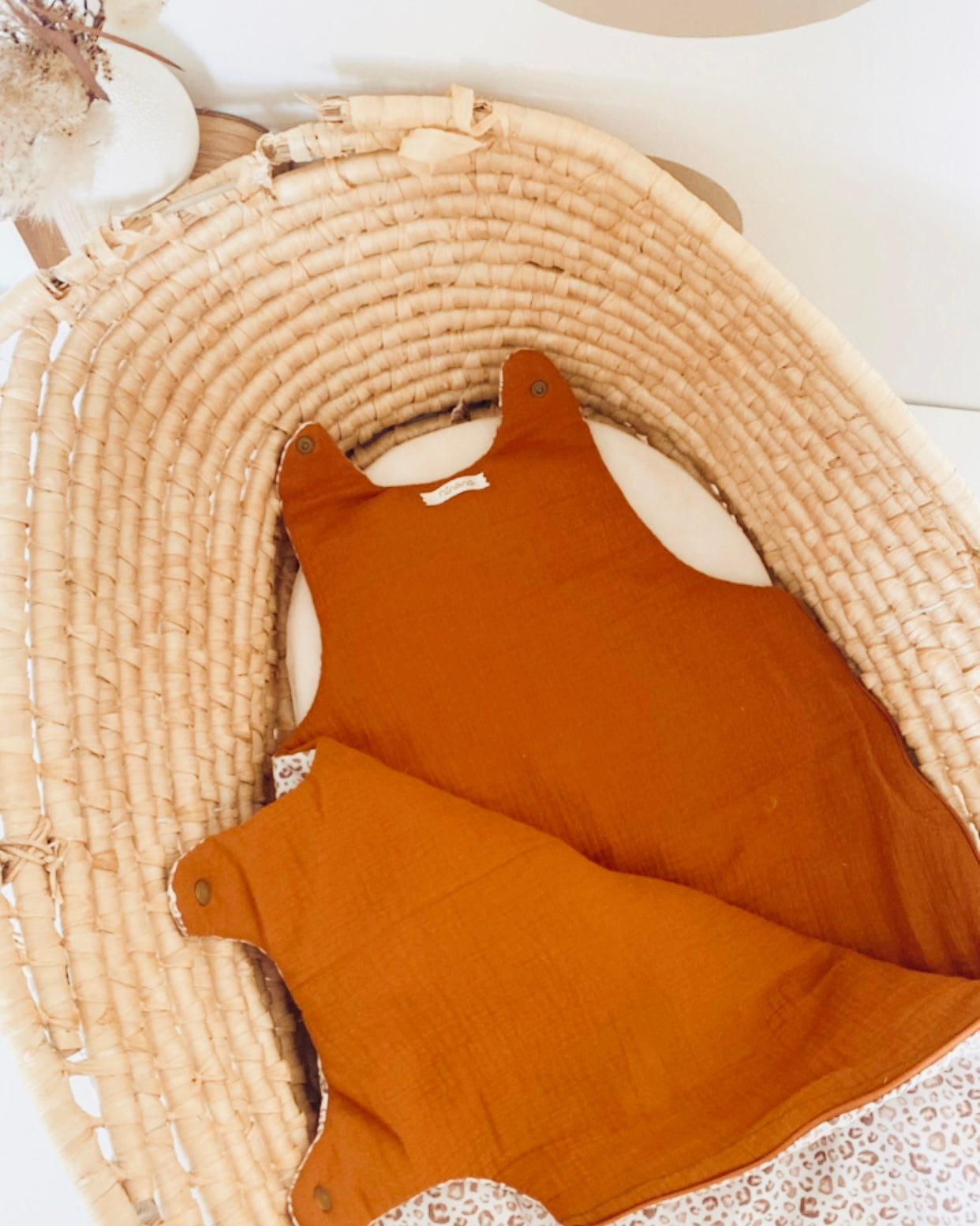 gigoteuse personnalisable en double gaze de coton et popeline de coton aux motifs léopard. Cette gigoteuse peut être utilisée dès la naissance et existe en version hiver, mi saison et été.
création originale: Ninona fait main en france