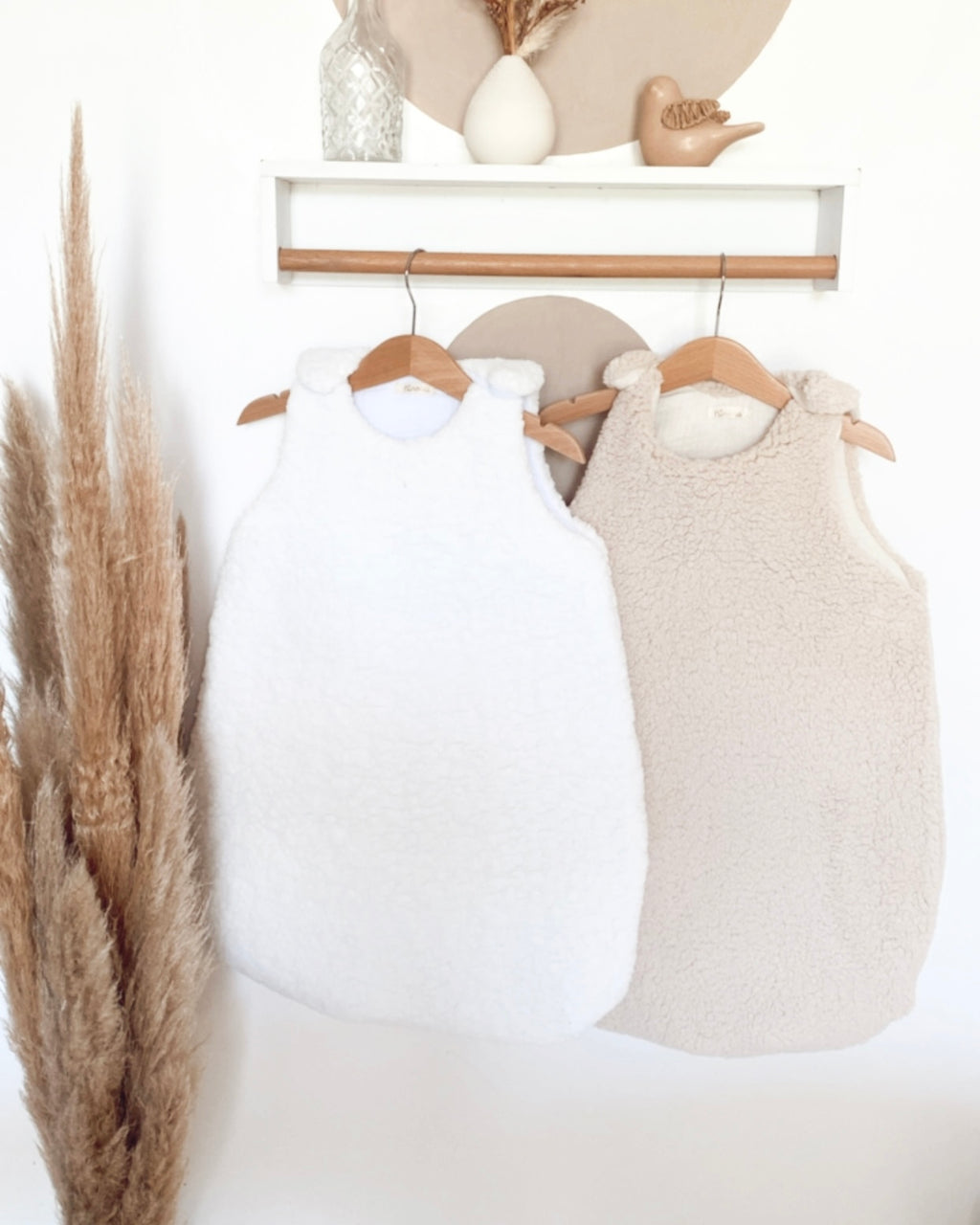 Gigoteuse d’hiver artisanale Ninona en sherpa et double gaze de coton beige et blanc, faite main en France. Parfaite pour assurer chaleur et sécurité au sommeil de bébé, cette gigoteuse cocooning est idéale pour la chambre des tout-petits. Pensée pour les futurs parents à la recherche d’articles uniques et faits main, elle allie artisanat français, douceur et confort pour l’hiver.