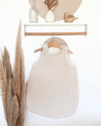 Gigoteuse Ninona faite main en France, en coton double gaze et sherpa moelleux, idéale pour le sommeil des bébés en hiver. Son design sobre et élégant en blanc ou beige s’accorde parfaitement à une chambre de bébé cocooning. L’artisanat français au service du confort et de la sécurité des tout-petits. Cadeau de naissance parfait, cette gigoteuse enveloppe bébé dans un cocon de douceur.