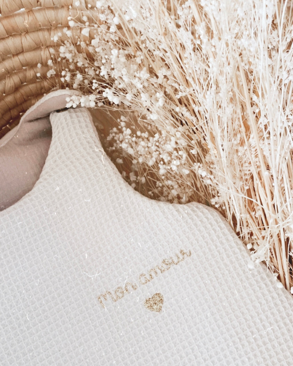 La gigoteuse bébé Ninona en nid d’abeille et double gaze de coton sable est idéale pour un sommeil sécurisé et confortable. Fabriquée à la main en France, cette gigoteuse personnalisée est un cadeau de naissance unique et raffiné. Ninona valorise l’artisanat français en créant des gigoteuses bébé douces, respirantes et personnalisables au prénom, parfaites pour accompagner les premiers mois de votre enfant.