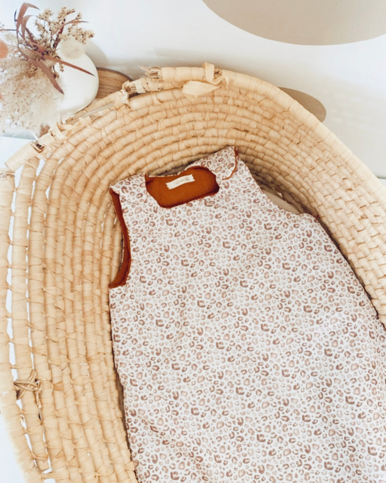 gigoteuse personnalisable en double gaze de coton et popeline de coton aux motifs léopard. Cette gigoteuse peut être utilisée dès la naissance et existe en version hiver, mi saison et été.
création originale: Ninona fait main en france