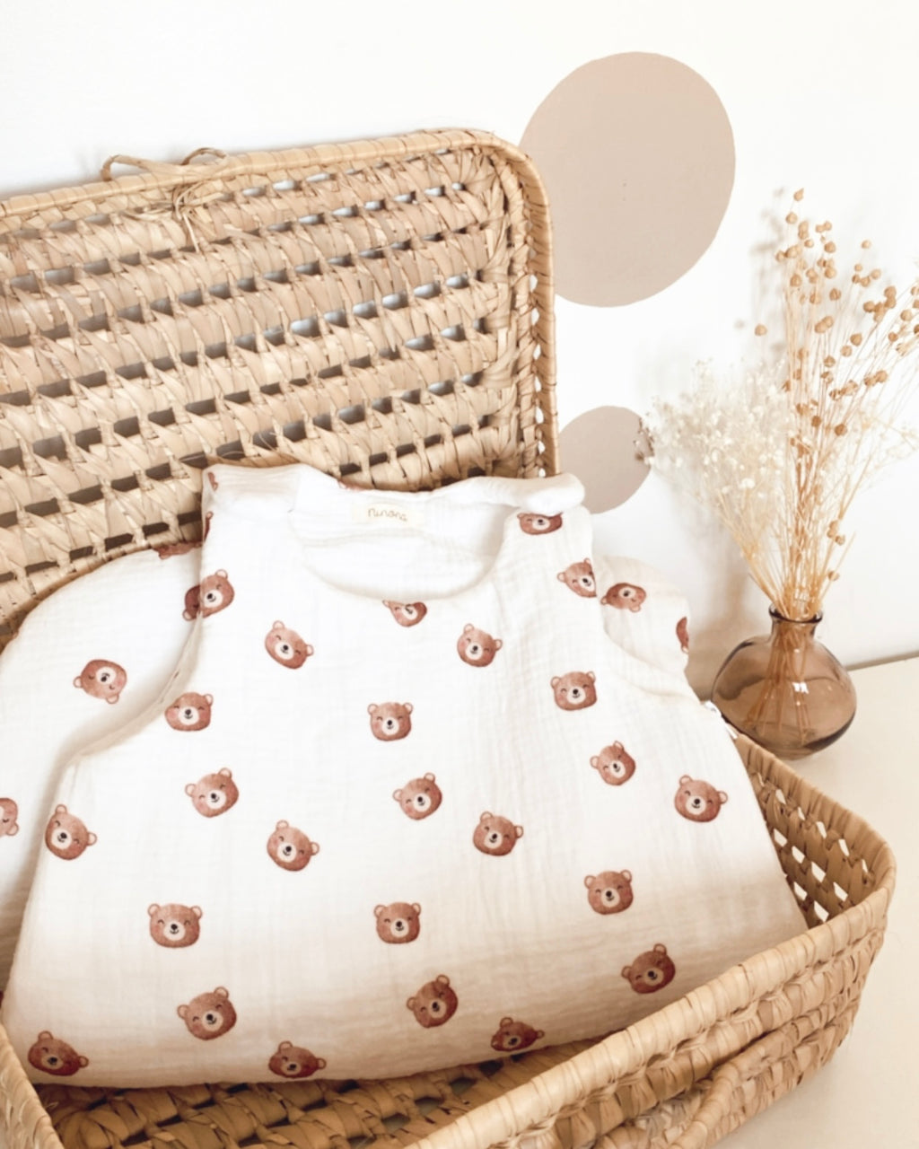 gigoteuse personnalisable, réalisée avec une double gaze de coton avec des petites têtes d'ourson. Cette turbulette peut être utilisée dès la naissance et existe en version hiver, mi saison et été.
Création originale : Ninona fait main en france