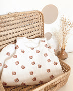 gigoteuse personnalisable, réalisée avec une double gaze de coton avec des petites têtes d'ourson. Cette turbulette peut être utilisée dès la naissance et existe en version hiver, mi saison et été.
Création originale : Ninona fait main en france