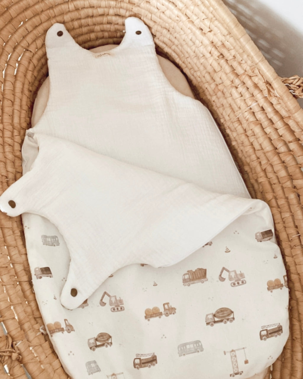 gigoteuse personnalisable fait à la main pour bébé garçon avec des motifs de tracteurs. cette gigoteuse est personnalisable, ce qui en fait une belle idée de cadeau de naissance. Cette gigoteuse est réalisable en version été, mi saison et hiver. Elle conviendras dès la naissance de bébé. Cette gigoteuse est blanche et les motifs de tracteurs et engins de chantier sont marrons. création originale ninona, 