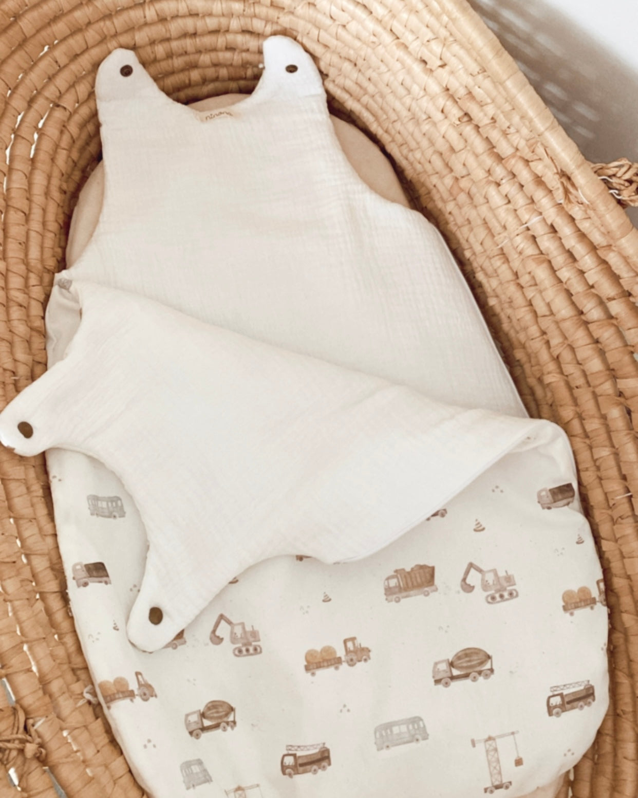 gigoteuse personnalisable pour bébé garçon avec des motifs de tracteurs. La personnalisation de cette turbulette peut être faite par une broderie à la main ou un flex Thermocollant. Cette gigoteuse est réalisable en version été, mi saison et hiver. Elle conviendras dès la naissance de bébé. Cette gigoteuse est blanche et les motifs de tracteurs et engins de chantier sont marrons.
